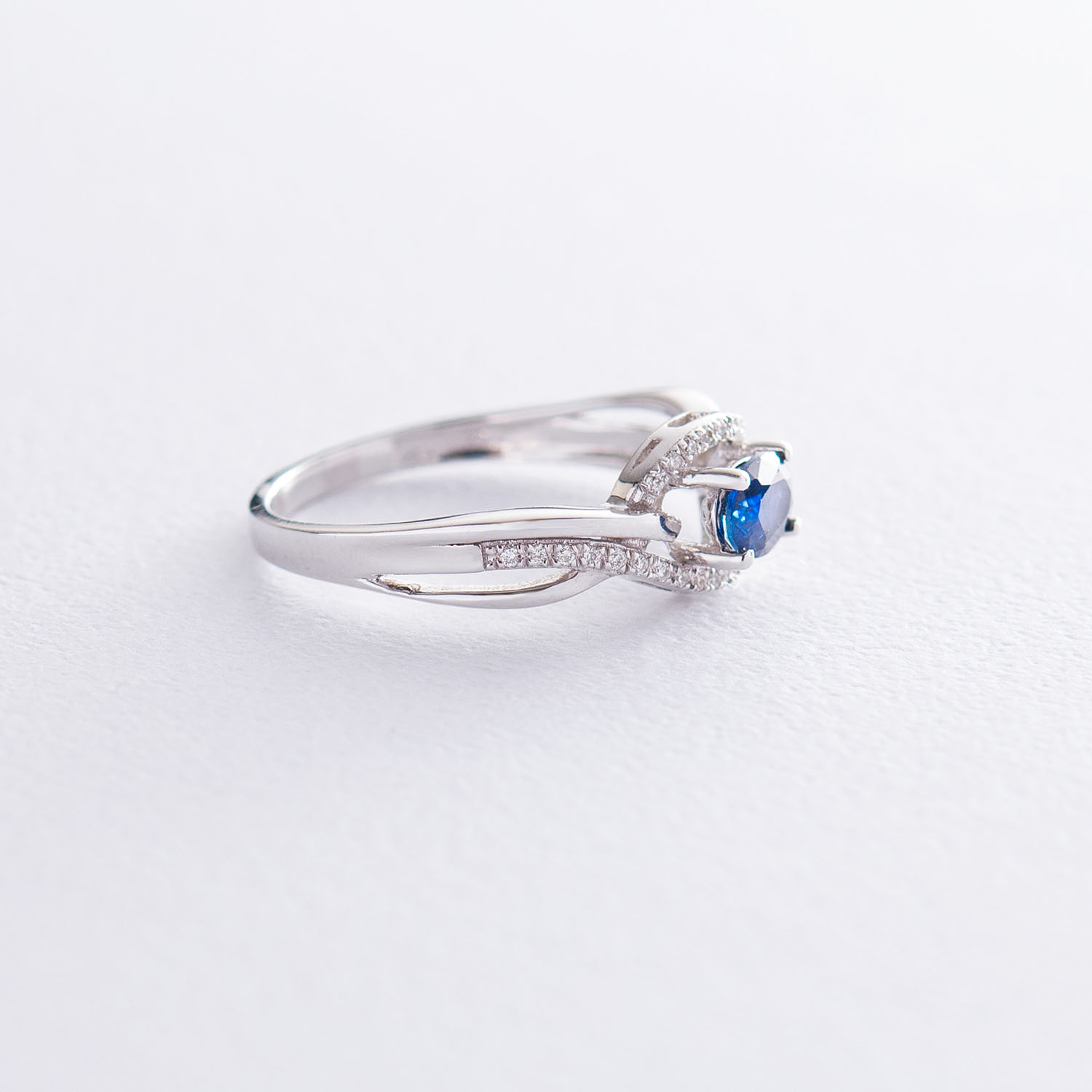 Золотое кольцо с синим сапфиром и бриллиантами 3