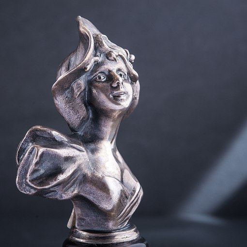 Серебряная фигура ручной работы "Бюст девушки в шляпе" 3