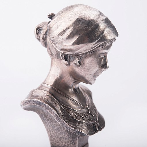 Серебряная фигура ручной работы "Бюст девушки в платке" 4