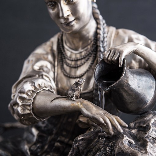 Серебряная фигура-фонтан ручной работы "Барышня с кувшином" 3