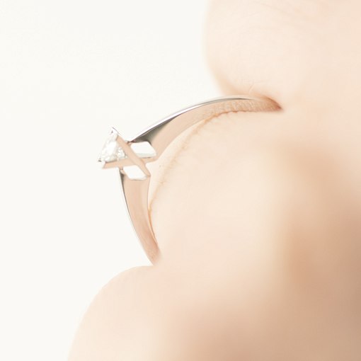 Золотое помолвочное кольцо с бриллиантом 7