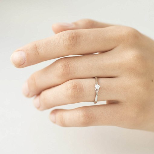 Золотое помолвочное кольцо с бриллиантом 4