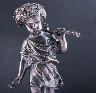 картинка Серебряная фигура ручной работы "Мальчик с виноградной лозой" Интернет магазин Oniks Premiun