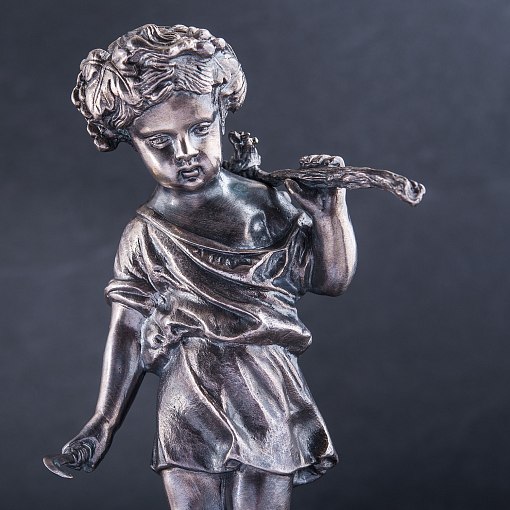 Серебряная фигура ручной работы "Мальчик с виноградной лозой" 3