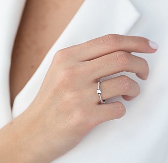 картинка Золотое кольцо с белыми бриллиантами Интернет магазин Oniks Premiun