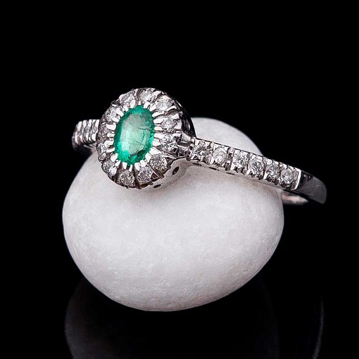 Помолвочное кольцо с бриллиантами и изумрудом 6