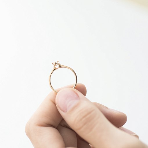Золотое помолвочное кольцо с бриллиантом 6