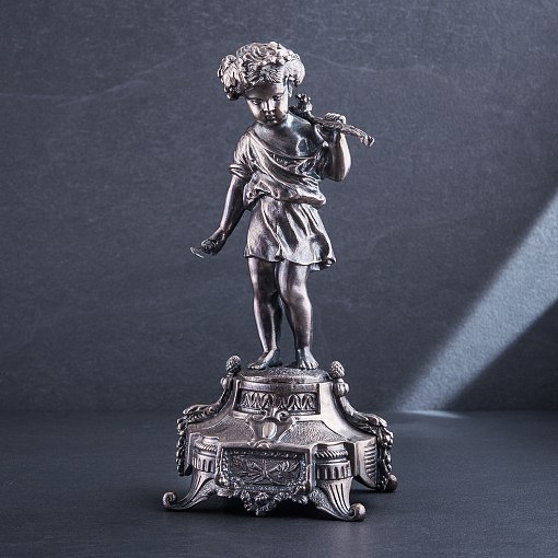 Серебряная фигура ручной работы "Мальчик с виноградной лозой"