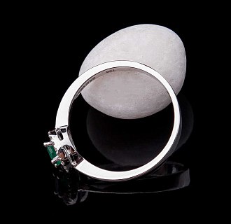 картинка Помолвочное кольцо с бриллиантами и изумрудами Интернет магазин Oniks Premiun