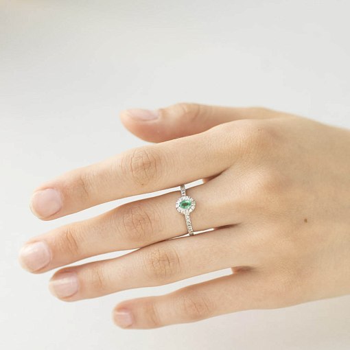 Помолвочное кольцо с бриллиантами и изумрудом 7