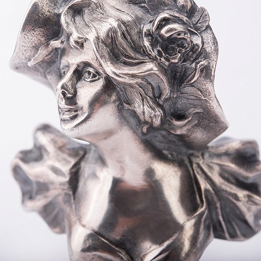 Серебряная фигура ручной работы "Бюст девушки в шляпе" 2