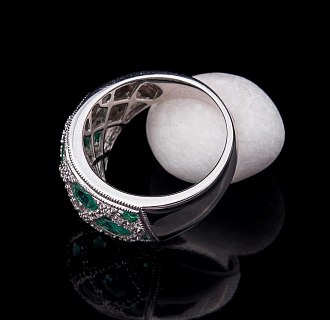 картинка Золотое кольцо с изумрудами и бриллиантами Интернет магазин Oniks Premiun