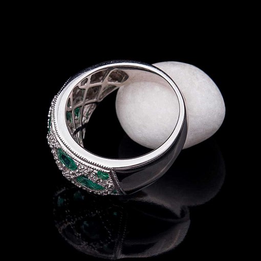 Золотое кольцо с изумрудами и бриллиантами 3