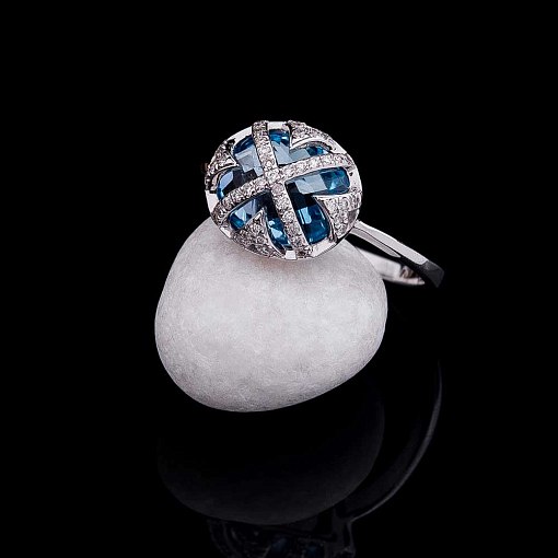 Золотое кольцо с голубым топазом и бриллиантами 5