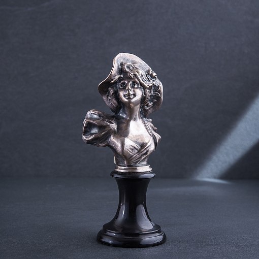 Серебряная фигура ручной работы "Бюст девушки в шляпе"