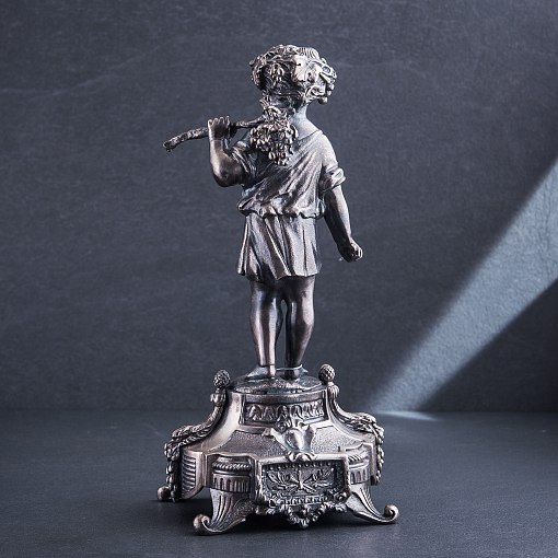 Серебряная фигура ручной работы "Мальчик с виноградной лозой" 2