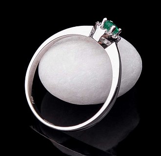 картинка Помолвочное кольцо с бриллиантами и изумрудом Интернет магазин Oniks Premiun