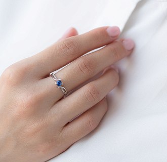 картинка Золотое кольцо с синим сапфиром и бриллиантами Интернет магазин Oniks Premiun
