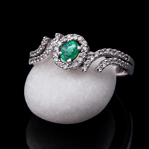 Помолвочное кольцо с бриллиантами и изумрудом 4