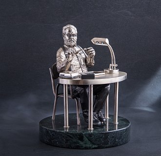 картинка Серебряная фигура ручной работы "Ювелир за работой" Интернет магазин Oniks Premiun