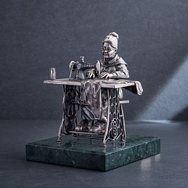 картинка Серебряная фигура ручной работы "Бабушка портниха" Интернет магазин Oniks Premiun