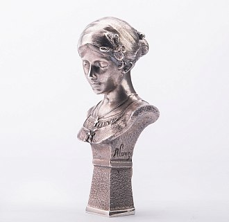 картинка Серебряная фигура ручной работы "Бюст девушки в платке" Интернет магазин Oniks Premiun