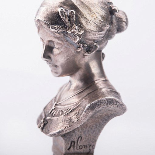 Серебряная фигура ручной работы "Бюст девушки в платке" 2