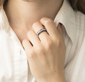 картинка Золотое кольцо с белыми и черными бриллиантами Интернет магазин Oniks Premiun