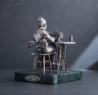 картинка Серебряная фигура ручной работы "Бабушка портниха" Интернет магазин Oniks Premiun