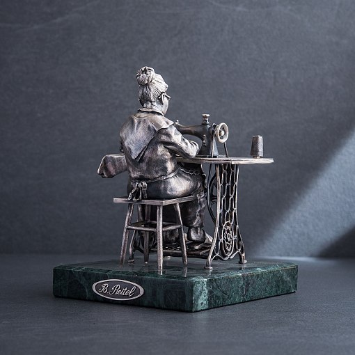 Серебряная фигура ручной работы "Бабушка портниха" 2