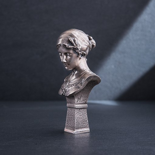 Серебряная фигура ручной работы "Бюст девушки в платке"