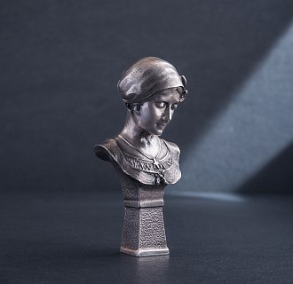 картинка Серебряная фигура ручной работы "Бюст девушки в платке" Интернет магазин Oniks Premiun
