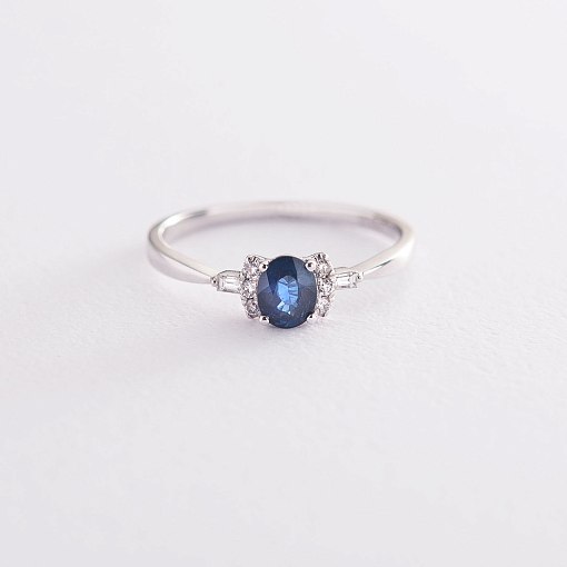 Золотое кольцо с синим сапфиром и бриллиантами