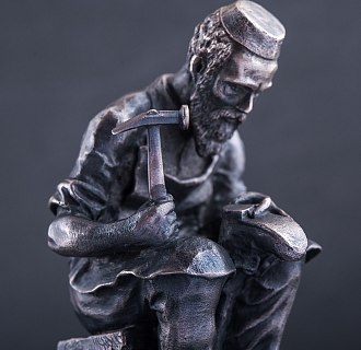 картинка Серебряная фигура ручной работы "Еврейский сапожник за работой" Интернет магазин Oniks Premiun