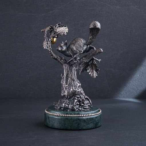 Серебряная фигура ручной работы "Белка с орешком на дереве"
