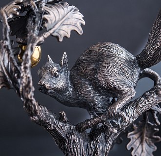 картинка Серебряная фигура ручной работы "Белка с орешком на дереве" Интернет магазин Oniks Premiun