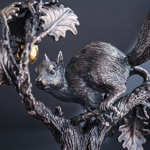 Серебряная фигура ручной работы "Белка с орешком на дереве" 2