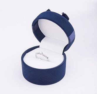 картинка Золотое кольцо с белыми бриллиантами Интернет магазин Oniks Premiun