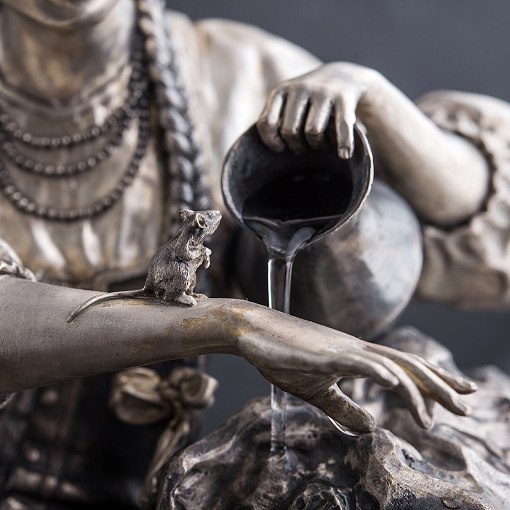 Серебряная фигура-фонтан ручной работы "Барышня с кувшином" 2