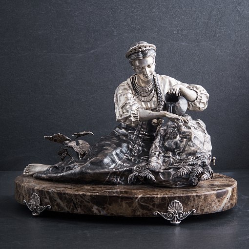 Серебряная фигура-фонтан ручной работы "Барышня с кувшином"