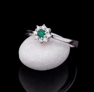 картинка Помолвочное кольцо с изумрудом и бриллиантами Интернет магазин Oniks Premiun