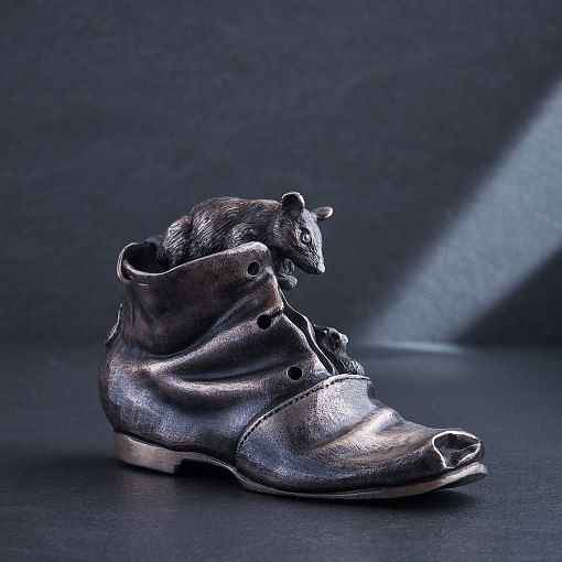 Серебряная фигура "Старый ботинок и мышки" 3