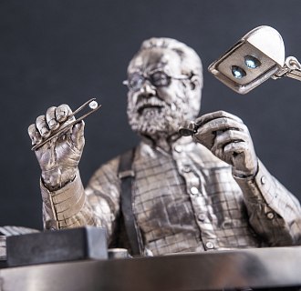 картинка Серебряная фигура ручной работы "Ювелир за работой" Интернет магазин Oniks Premiun